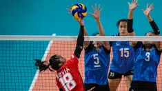 Pemain Voli Indonesia, Novia saat melawan Thailand dalam babak penyisihan grup A voli putri Asian Games 2018 di lapangan Tennis Indoor Senayan, Jakarta, Senin (27/8). Indonesia kalah 1-3 dari Thailand. (Bola.com/Vitalis Yogi Trisna)
