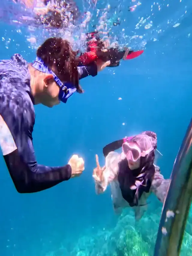 Ria Ricis dan Teuku Ryan main suit di dalam laut. (Foto: Dok. Instagram @riaricis1795)