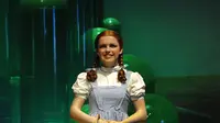 Patung lilin Judy Garland berpakaian seperti Dorothy Gale di Madame Tussauds NY di 42nd Street di Times Square 13 Juli 2010 untuk merayakan peluncuran The Wizard of Oz Cinema 4D Experience dan pameran interaktif "Land of Oz" di Madame Tussauds NY. (TIMOTHY A. CLARY / AFP)