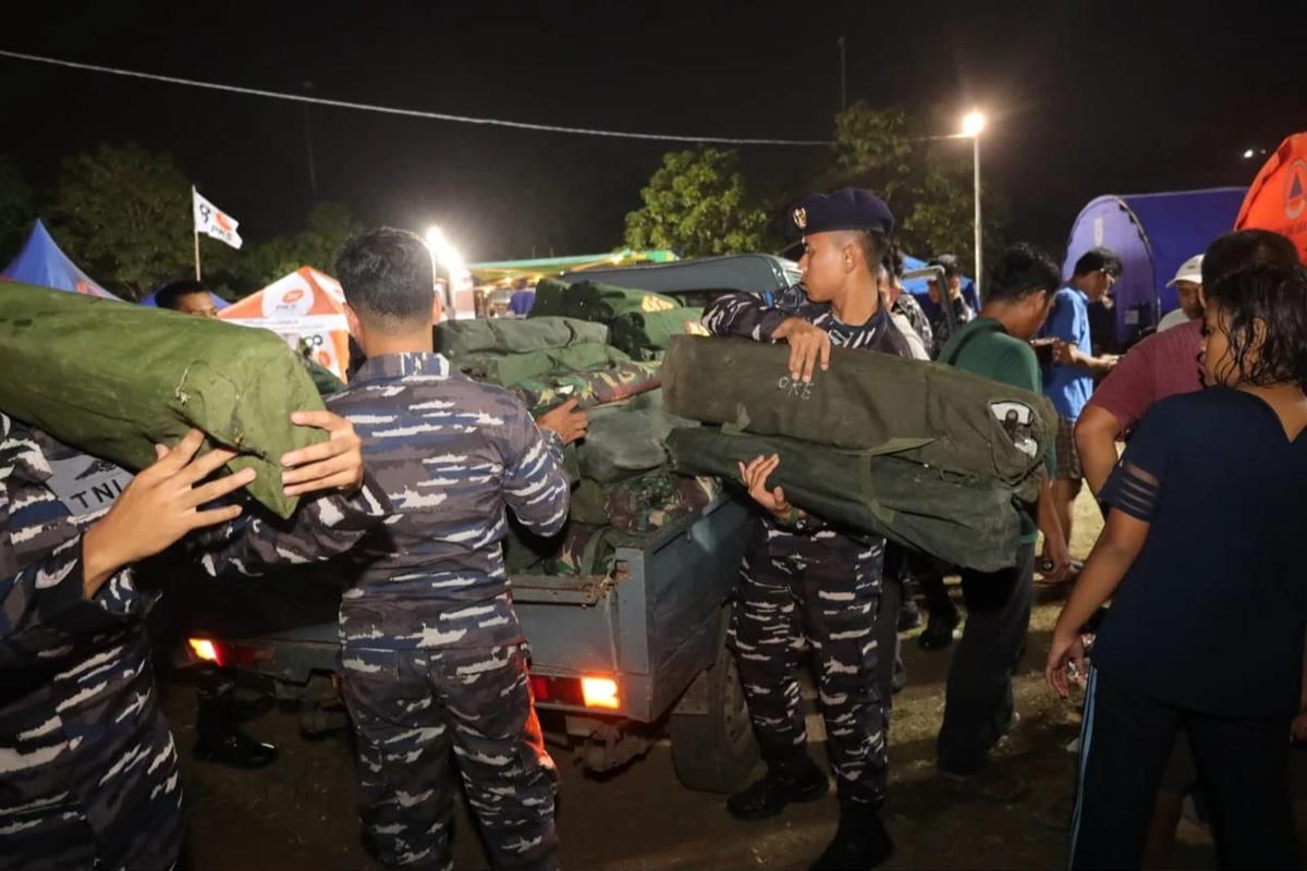 FOTO: TNI AL Bangun Posko Pengungsian bagi Korban Kebakaran di Kemayoran