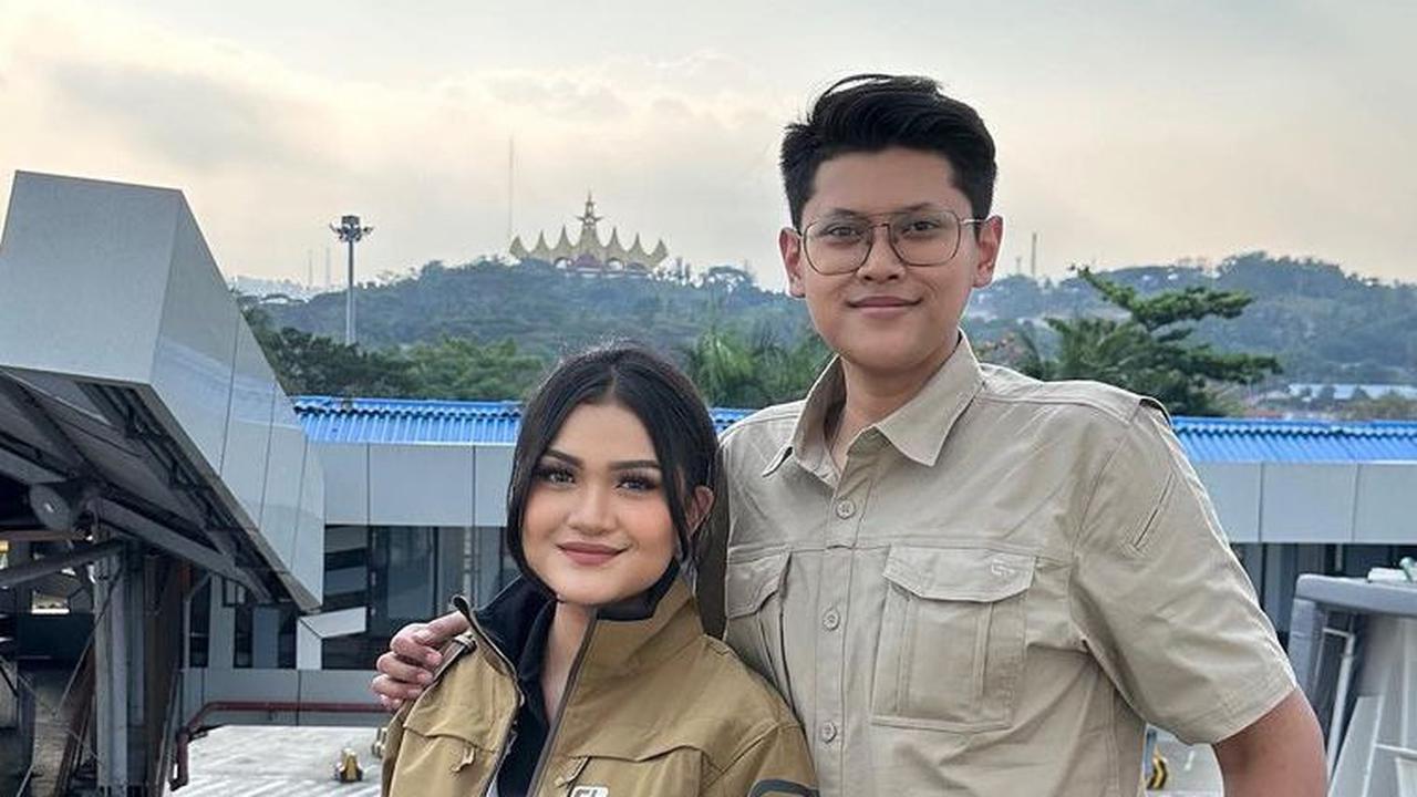 Menantu Panglima TNI ini aktif di Instagram, saat ini ia sudah mempunyai 14 ribu lebih followers. Melalui bio Instagramnya, diketahui ia juga mempunyai usaha kuliner.