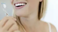 Apa sampai saat ini Anda masih malas mengganti sikat gigi secara rutin? Simak di sini apa yang akan terjadi. Sumber foto: cosmopolitan.com.