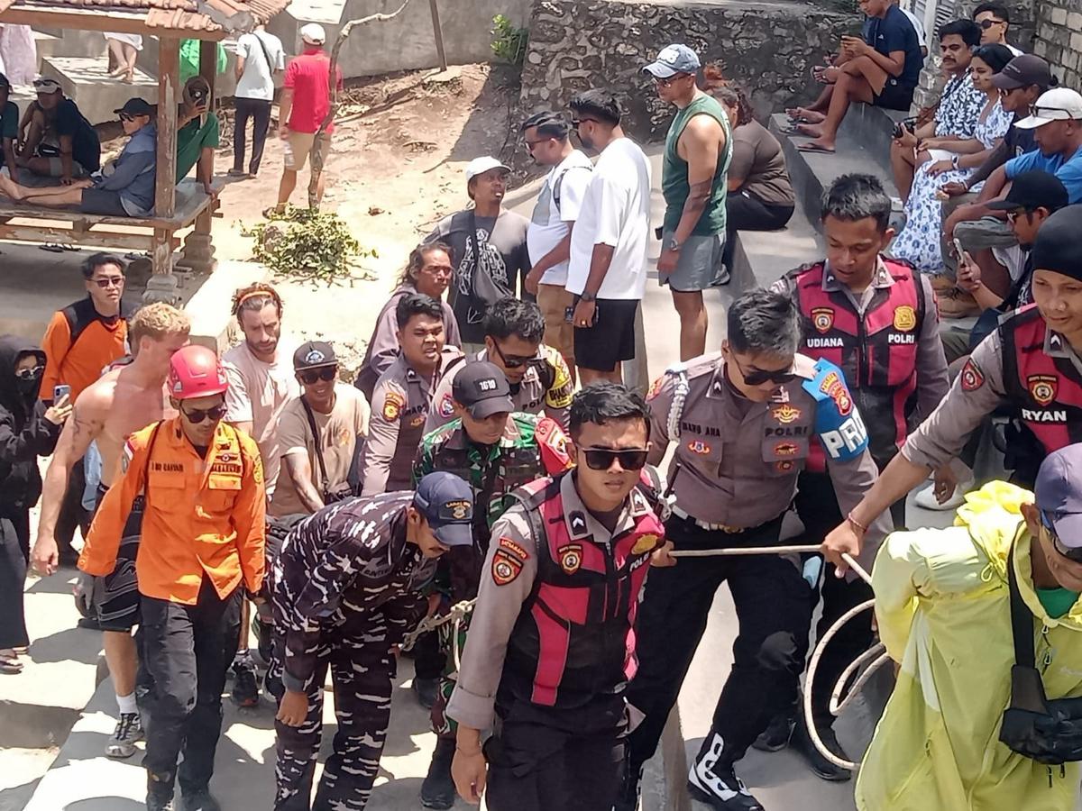 WNA dievakuasi petugas dari tebing pantai kelingking, Sabtu (12/9). (dokumen Humas Polres Klungkung).