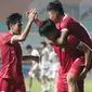 Pemain Timnas U-17 Indonesia, M Kafiatur Rizky (kiri) merayakan gol yang dicetak Arkhan Kaka Putra ke gawang timnas Uni Emirat Arab pada laga Kualifikasi Grup C Piala Asia U-17 2023 di Stadion Pakansari, Kab. Bogor, Jawa Barat, Rabu (5/10/2022). Laga kedua tim berlangsung sengit dan berakhir untuk keunggulan Timnas U-17 Indonesia dengan skor 3-2. (Liputan6.com/Helmi Fithriansyah)