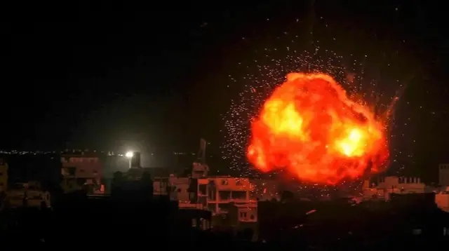 Bola api meletus selama pemboman Israel di Rafah, di Jalur Gaza selatan, pada 26 Maret 2024. (AFP)