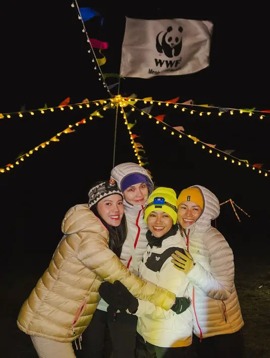 Tiba di camp, 4 sahabat ini kompak menambah lapisan busana dengan puffy jacket yang nyaris senada. [@yurayunita]