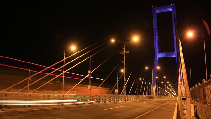 Indahnya Jembatan Suramadu di malam hari. (Liputan6.com/Ahmad Apriyono)