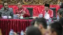 Sekjen PDIP Hasto Kristiyanto memberi keterangan saat menerima Pasukan Adat Nusantara Indonesia (PANI) di Kantor Pusat PDIP, Menteng, Jakarta, Rabu (13/2). PANI menyatakan bahwa permintaan itu adalah panggilan jiwa mereka. (Liputan6.com/Faizal Fanani)