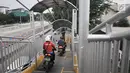 Pengendara sepeda motor melintasi JPO di Jalan Yos Sudarso, Jakarta, Senin (12/11). Aksi nekat yang dilakukan para pengendara sepeda motor demi mempersingkat rute jalan tersebut sangat mengganggu kenyamanan pejalan kaki. (Merdeka.com/Iqbal S. Nugroho)