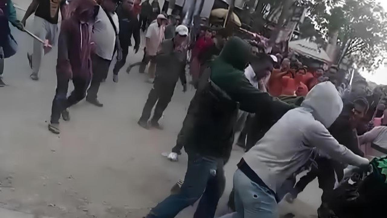 Benar saja, pada Minggu sore, upaya paksa dengan mengerahkan ratusan preman bayaran, para pedagang dianiaya, dikeroyok dan merusak los/kios pedagang.<br>