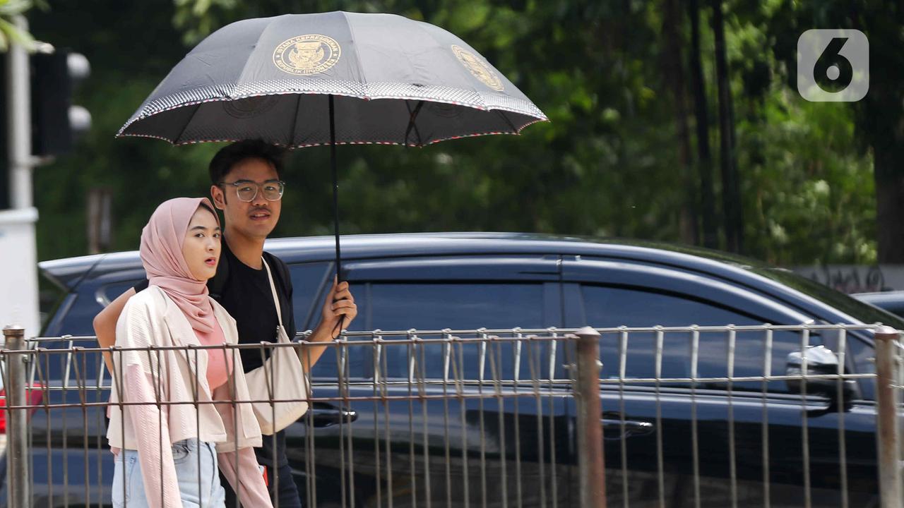 Cuaca panas kembali menyengat wilayah Jakarta dan sekitarnya