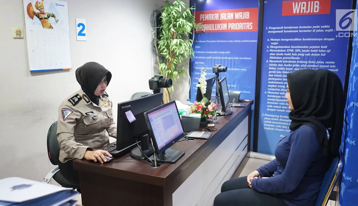 Polisi melayani warga yang membuat SIM di Satlantas Polresta Depok, Jawa Barat, Senin (1/7/2019). Polresta Depok menggratiskan pembuatan SIM baru dan perpanjangan bagi warga yang berulang tahun pada 1 Juli atau bertepatan dengan HUT ke-73 Bhayangkara. (Liputan6.com/Immanuel Antonius)