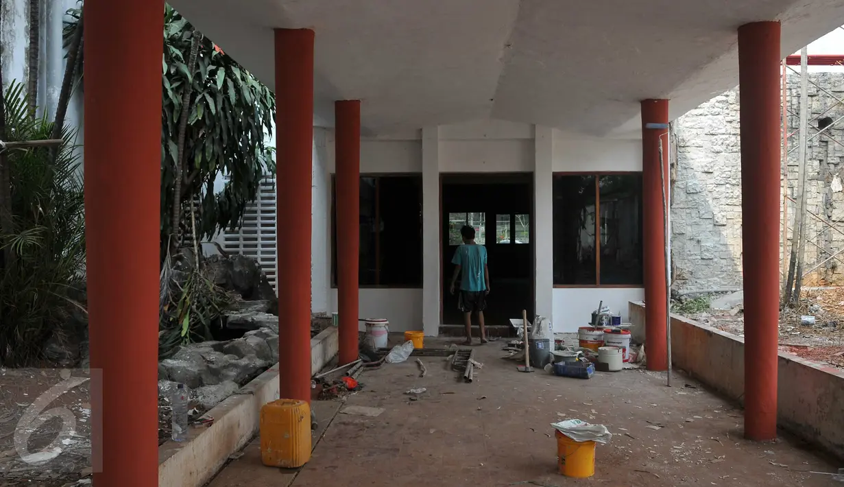 Pekerja beraktivitas di bangunan Bandar Udara Kemayoran, Jakarta, Selasa (11/15). Renovasi tersebut dilakukan untuk memperbaiki sejumlah sudut bandara yang mulai rusak dimakan usia. (Liputan6.com/Gempur M Surya)