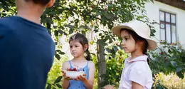 kegiatan berkebun bersama anak memang membutuhkan kesabaran ekstra, namun manfaat jangka panjangnya sangat berharga. Anak tidak hanya belajar tentang tanaman, tetapi juga memahami proses, kegagalan, dan keberhasilan secara alami melalui pengalaman langsung di kebun. (foto/dok: freepik)