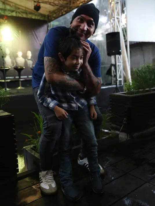 "Yang dulu ya dulu lah. Sekarang mah sekarang. Baik-baik lah sekarang," ungkapnya saat ditemui di kawasan Ampera, Jakarta Selatan, Rabu (26/4/2017). (Nurwahyunan/Bintang.com)