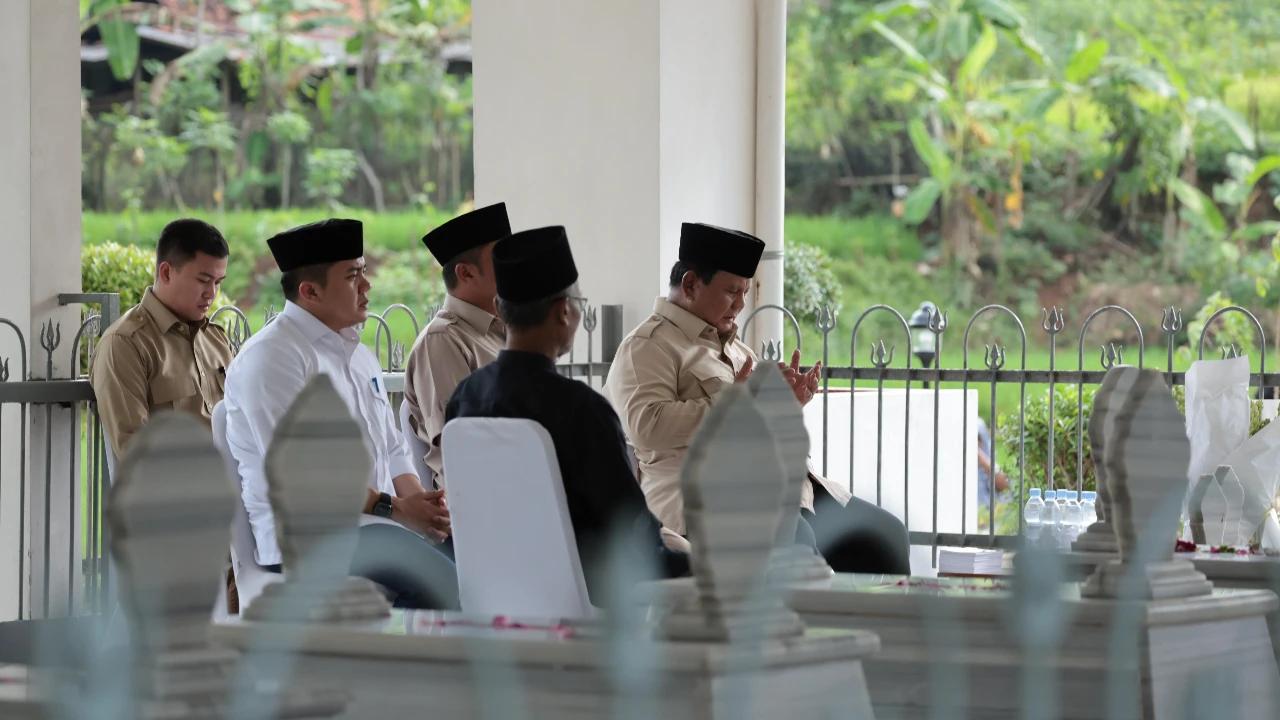 Momen Prabowo Ziarah ke Makam Kakeknya Margono Djojohadikusumo di Banyumas