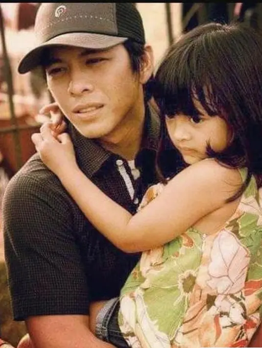 Memiliki paras cantik sejak kecil. Potret Alleia digendong ayahnya. Alleia juga memiliki bola mata yang indah. [Instagram/alleialovers]