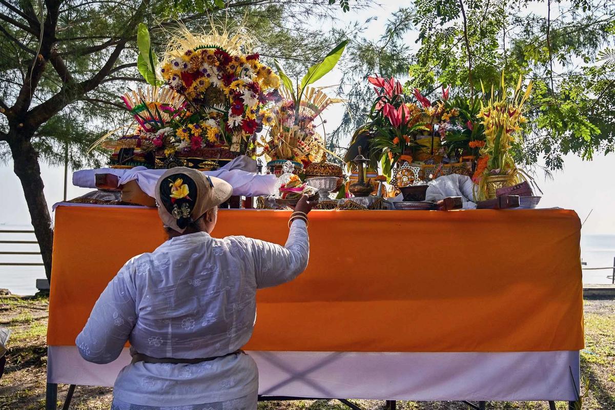 FOTO: Umat Hindu Gelar Ritual Melasti di Pantai Kenjeran Surabaya