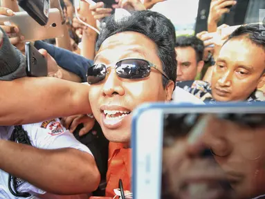 Ketua Umum PPP, Romahurmuziy dengan rompi tahanan meninggalkan gedung KPK, Jakarta, Sabtu (16/3). Romahurmuziy yang terjerat Operasi Tangkap Tangan (OTT) di Surabayapada Jumat (15/3) pagi itu ditahan KPK. (Liputan6.com/Faizal Fanani)
