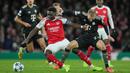 Pemain Arsenal, Bukayo Saka berebut bola dengan pemain Bayern Munchen, Konrad Laimer dalam laga Liga Champions 2025/2026 di Emirates Stadium, London, Rabu (26/11/2025) waktu setempat. (AP Photo/Kin Cheung)