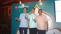 Anvid Erdian MBG 4P Manager Lenovo Indonesia, Adrie R Suhadi Country Lead Lenovo MBG Indonesia dan Augustin Becquet Executive Director, General Manager ASEAN Lenovo MBG saat merilis Moto C di Jakarta, Kamis (8/6/2017). Liputan6.com/Agustin Setyo Wardani