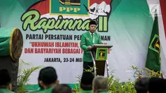 Ketum Dewan Pimpinan Pusat Partai Persatuan Pembangunan (DPP PPP) Romahurmuziy memberikan sambutan saat pembukaan Rapat Pimpinan Nasional II PPP versi muktamar Surabaya di Hotel Ibis Cawang, Jakarta Timur, Selasa (23/5). (Liputan6.com/Faizal Fanani)
