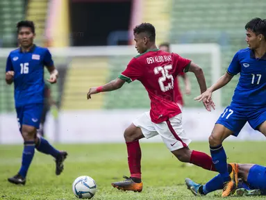 Gelandang Timnas Indonesia, Osvaldo Haay, melewati kepungan pemain Thailand pada laga SEA Games di Stadion Shah Alam, Selangor, Selasa (15/8/2017). Kedua negara bermain imbang 1-1. (Bola.com/Vitalis Yogi Trisna)