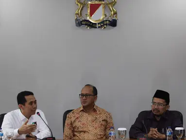 Presidium KAHMI, Kamrussamad (kiri) saat berbincang dengan Ketua Umum Kadin, Rosan Roeslani (tengah) di Jakarta, Kamis (23/11). KAHMI saat ini memperkuat orientasi kewirausahaan guna mendorong pertumbuhan lebih baik. (Liputan6.com/Pool/KAHMI)