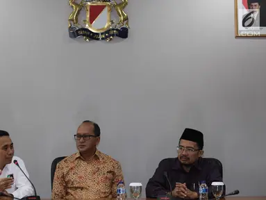 Presidium KAHMI, Kamrussamad (kiri) saat berbincang dengan Ketua Umum Kadin, Rosan Roeslani (tengah) di Jakarta, Kamis (23/11). KAHMI saat ini memperkuat orientasi kewirausahaan guna mendorong pertumbuhan lebih baik. (Liputan6.com/Pool/KAHMI)