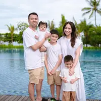 Lihat di sini gaya keluarga Raffi Ahmad dan Nagita Slavina liburan di Bali. [@raffinagita1717].