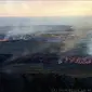 Lava dari gunung berapi meletus di Islandia yang membakar sebuah bangunan dekat kota Grindavik, Minggu 14 Januari 2024. (LIVEFROMICELAND.IS via AP).