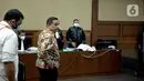 Terdakwa kasus dugaan suap penghapusan red notice Joko Tjandra, Irjen Pol Napoleon Bonaparte saat menjalani sidang lanjutan di Pengadilan Tipikor, Jakarta, Senin (9/11/2020). Sidang beragendakan pembacaan eksepsi atau nota keberatan yang dibacakan kuasa hukum terdakwa. (Liputan6.com/Faizal Fanani)