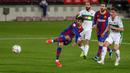 Striker Barcelona, Francisco Trincao (kiri) melepaskan tendangan ke gawang Elche dalam laga lanjutan Liga Spanyol 2020/21 pekan ke-24 di Camp Nou Stadium, Barcelona, Rabu (24/2/2021). Barcelona menang 3-0 atas Elche. (AP/Joan Monfort)