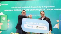 Direktur Utama Hijra Bank Bembi Juniar (kiri) dan Komisaris Baitullah SuperApp Nadhif Kasyvilla (kanan) dalam kerja sama digitalisasi tabungan haji dan umrah, Rabu (21/2/2024). (Dok Hijra Bank)