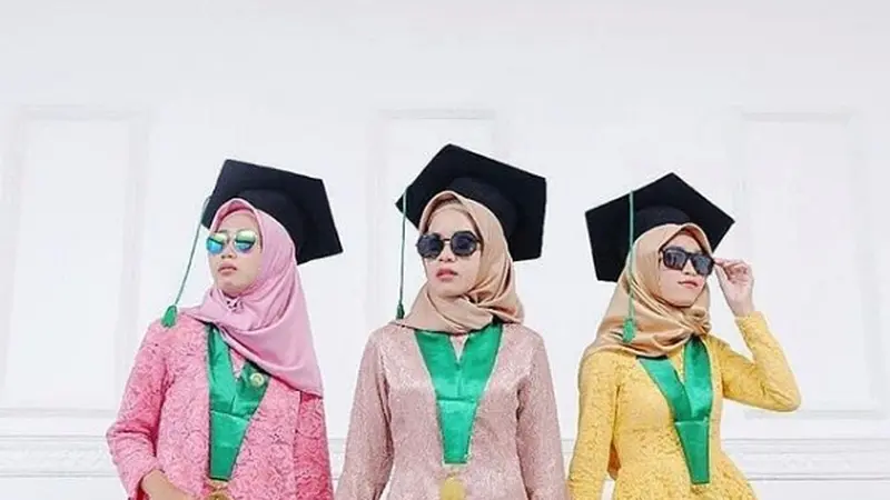 Ilustras Model Baju Wisuda Elegan (Pakaianide)