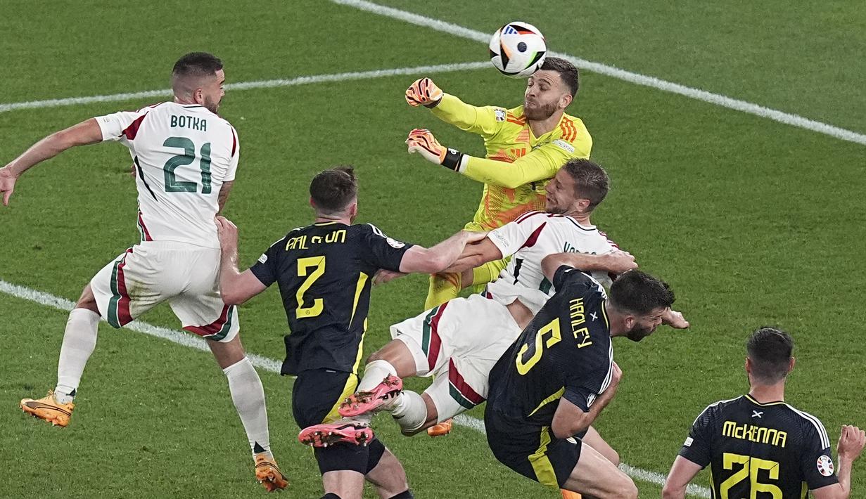 Pelatih Timnas Hungaria, Marcos Rossi, mengatakan Varga mengalami patah tulang pipi dan akan menjalani operasi. (AP Photo/Ariel Schalit)