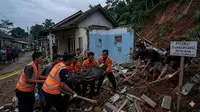 Cerita Petugas Gali Reruntuhan Cari Korban Longsor Sukalarang Pakai Tangan Kosong hingga Terluka