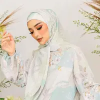 Kesibukan Zaskia Gotik kini diisi dengan menjahit, merapikan kerudung dagangan, hingga melabeli sendiri, hingga mengemasnya didistribusikan ke pembeli. (Liputan6.com/IG/zaskia_gotix)