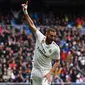 Karim Benzema saat mencetak gol ke gawang Athletic Bilbao (GABRIEL BOUYS / AFP)