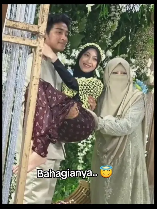 Jelang nikah, anak pertama mendiang Uje dan Umi Pipik itu menggelar siraman dengan adat Jawa. Acara siraman digelar tertutup. Berikut Abidzar mengendong kakak setelah siraman menuju ke kamar. [TikTok/@ninimihairani]