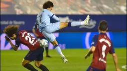 Penyerang Atletico Madrid, Joao Felix, berebut bola dengan bek Osasuna, Aridane Hernandez, pada laga lanjutan La Liga pekan ke-29 di Stadion El Sadar, Pamplona, Kamis (18/6/2020) dini hari WIB. Atletico menang telak 5-0 atas Osasuna. (AFP/Ander Gillenea)