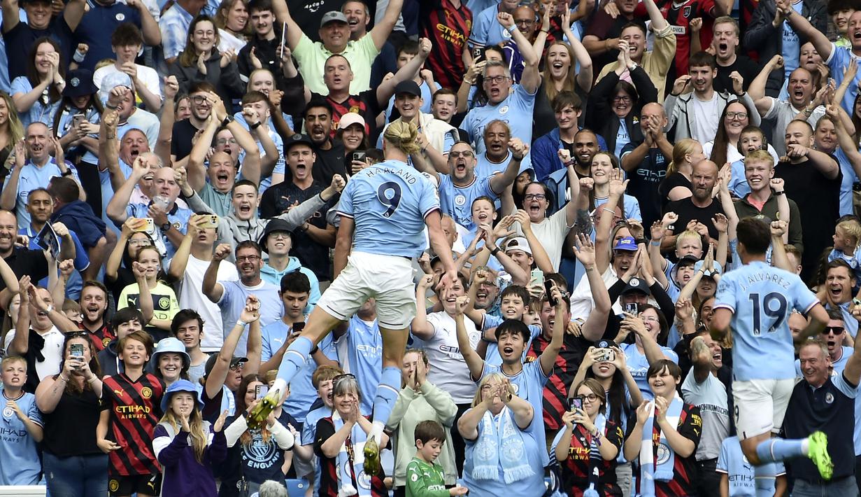 Tak sampai di situ, Haaland kembali mencetak satu gol lagi untuk membuat hattrick perdananya di Liga Inggris. Dengan kemenangan 4-2 tersebut, Man City kini berada di posisi kedua klasemen dengan raihan 10 poin. Sementara itu, Haaland sukses menjadi top skor sementara Liga Inggris dengan torehan 6 gol dari 4 penampilannya. (AP/PA/Nick Potts)