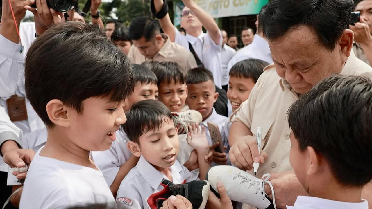 VIDEO: Terkejut Prabowo Cek Makan Bergizi Tiba-Tiba Dapat Hadiah Boneka dari Siswa di Bogor