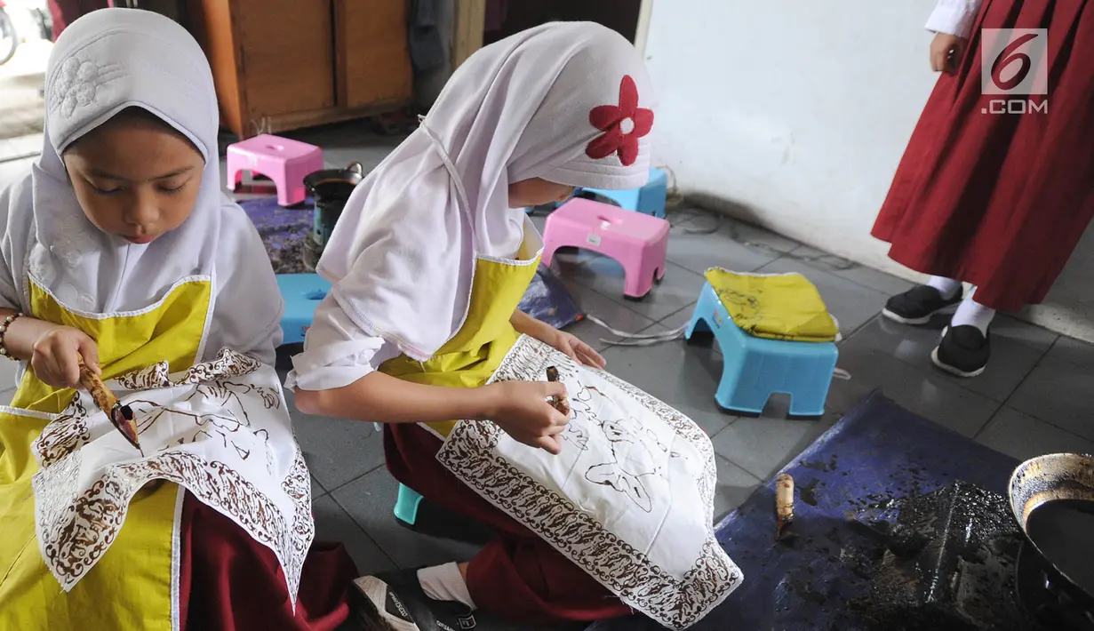 Murid kelas IV SDN Julang belajar membuat membatik di Batik Tradisiku di Kota Bogor, Jawa Barat (2/10). Kegiatan selama 3 hari ini diselenggarakan secara gratis dalam rangka memperingati Hari batik Nasional 2 Oktober. (Merdeka.com/Arie Basuki)