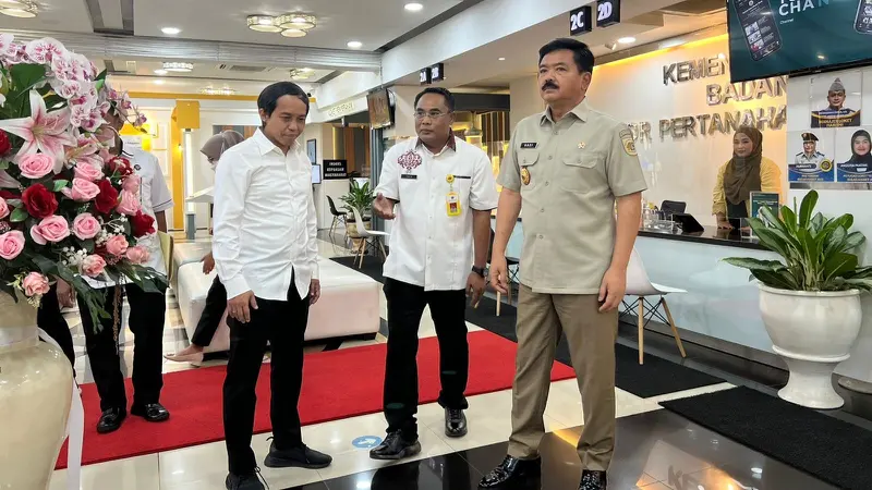 Menteri Agraria dan Tata Ruang/Kepala Badan Pertanahan Nasional (ATR/BPN) Hadi Tjahjanto langsung meninjau kegiatan pelayanan masyarakat di Kantor BPN Jakarta Barat