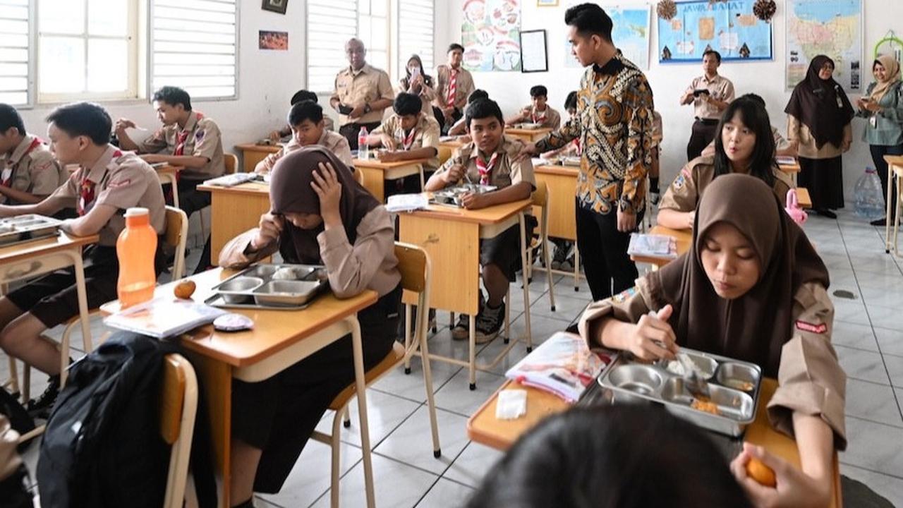 Gibran Tinjau Makan Bergizi Gratis di SMP Hang Tuah 2