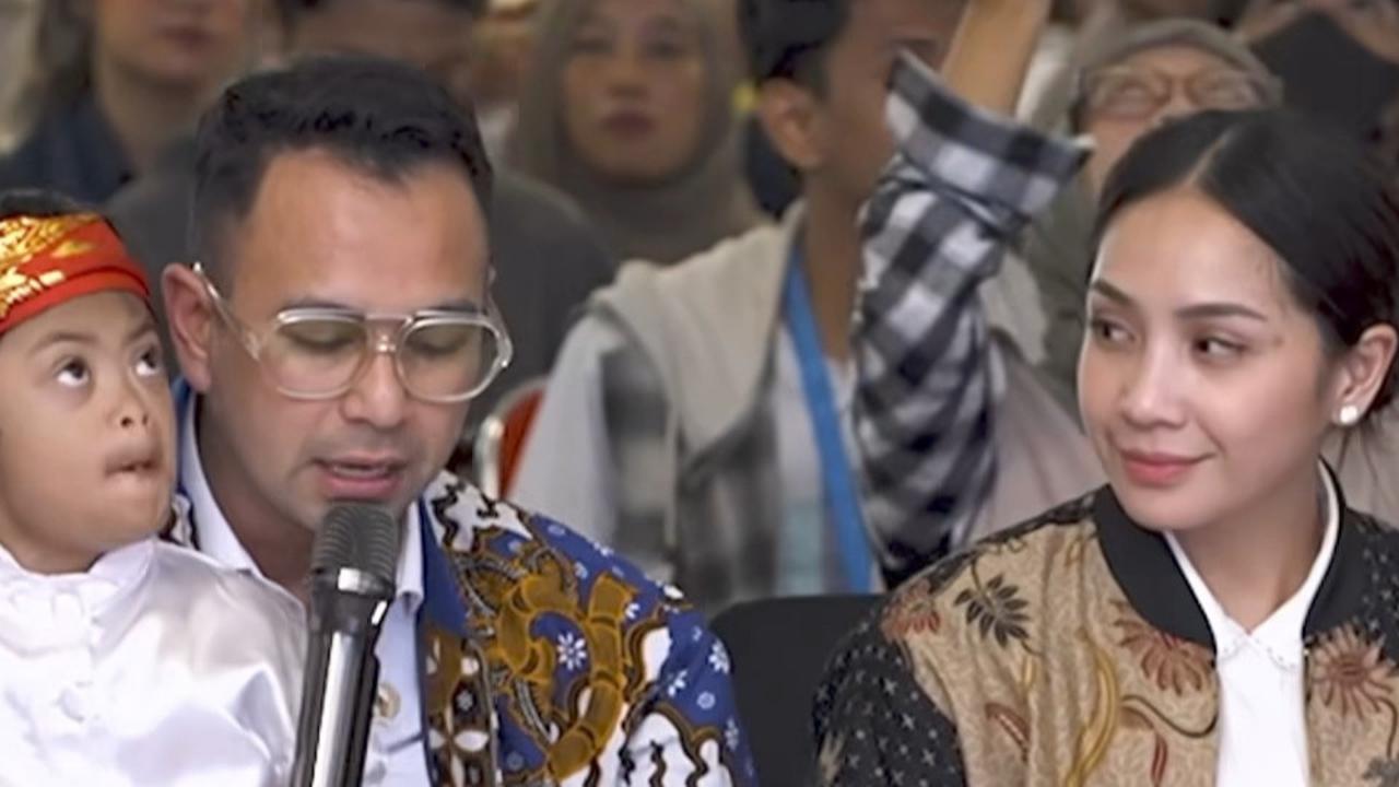 Raffi Ahmad Gandeng Nagita Slavina Hadiri Forum UKP Mendengar di Malang, Momen Pangku Anak ABK Buat Terharu