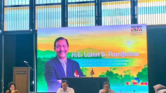 Menteri Koordinator Bidang Kemaritiman dan Investasi (Menko Marves), Luhut Binsar Pandjaitan dalam kegiatan penandatanganan AOA G20 GBFA dengan Kenya di Park Hyatt, Jakarta pada Kamis (17/10/2024). (Tasha/Liputan6.com)