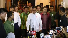Presiden RI, Joko Widodo (tengah) usai melakukan pertemuan dengan pimpinan partai politik pendukung di Pilpres 2019, Jakarta, Kamis (9/8). Pertemuan sekaligus menentukan Cawapres pendamping Jokowi di Pilpres 2019. (Liputan6.com/Helmi Fithriansyah)