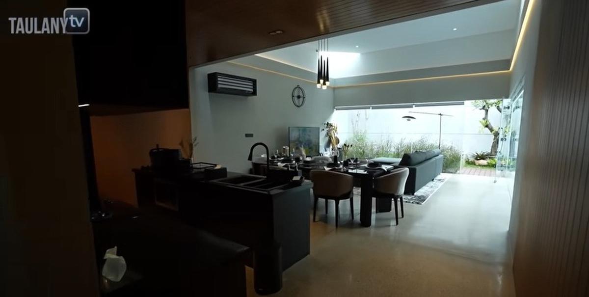 6 Potret Dapur Desta yang Menyatu dengan Ruang Keluarga, Peralatan Serba Modern - Ruang Makan Tersembunyi